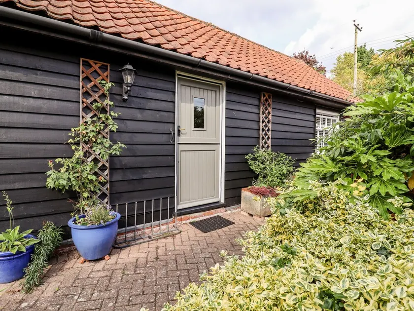 COURTYARD COTTAGE, POPLAR FARM BARN, romantic in Saxmundham - Image 1