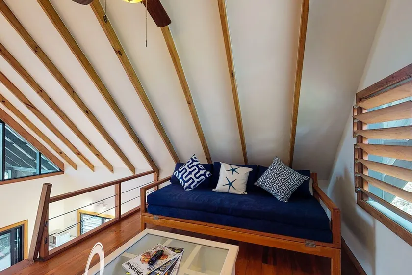 Quiet treehouse cabana with veranda, hammock, WiFi & partial AC - walk to beach - Image 1