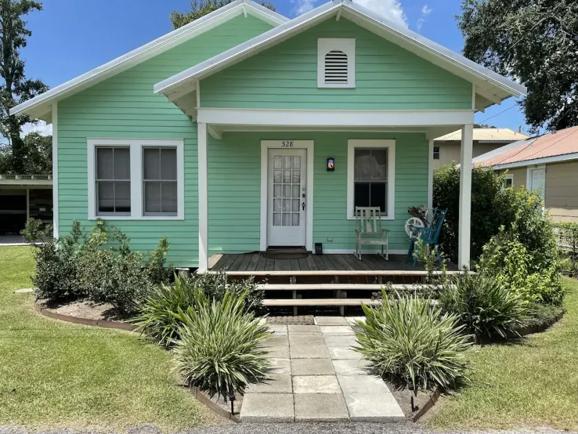 Classic Cajun Cottage on Bayou Teche - 1 & 1/2 miles from Downtown Breaux Bridge - Image 1