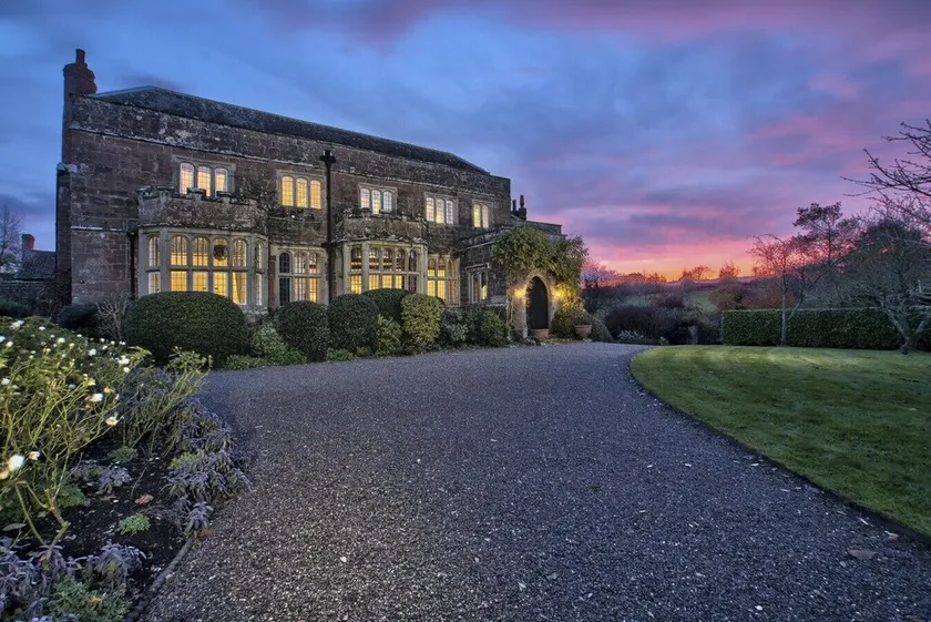 40 guests · 13 bedrooms · 23 beds · 10.5 bathrooms - Image 1