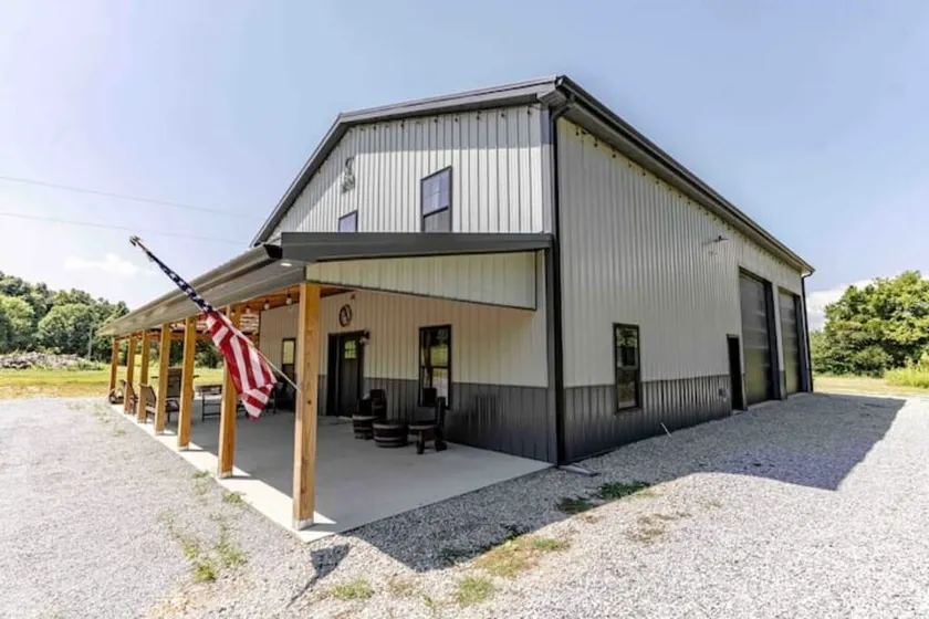 Modern Barndomanium on beautiful farm! 4 R -2.5 B - Image 1