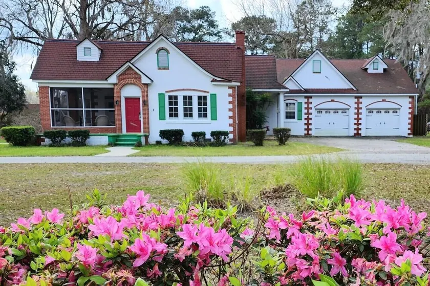 Grandma’s House at Mid Way Retro Retreat • Pet & Family Friendly - Image 1