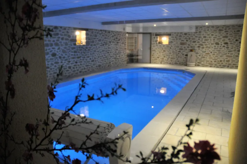 GITE BIEN ETRE DE GRANDE CAPACITE  15 PERS, PISCINE INTERIEURE CHAUFFEE A 29° - Image 1