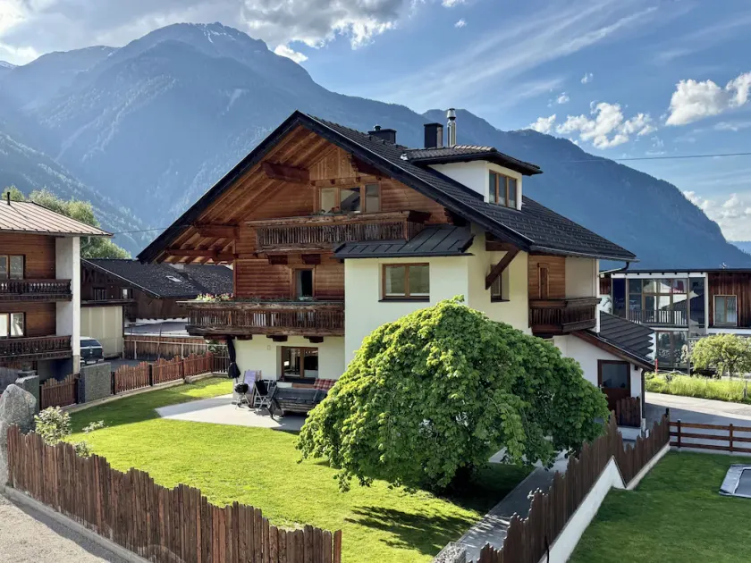 Grande casa per le vacanze per un massimo di 18 persone con una zona soggiorno e pranzo aperta - Image 1