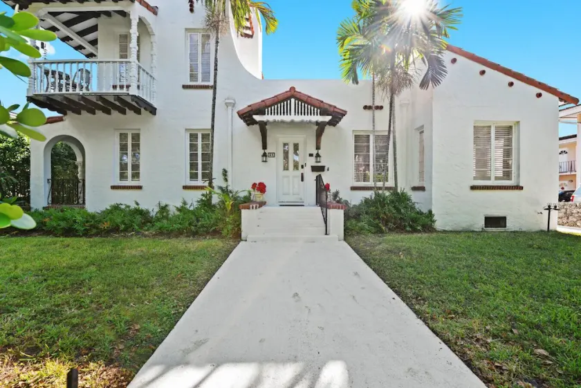 307 · Upstairs 1bdrm w/Balcony - Image 1