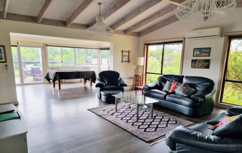 Relaxed open plan beachside retreat/ 10% disc 7 nights/ Linen/ Dogs/Just listed - Image 1