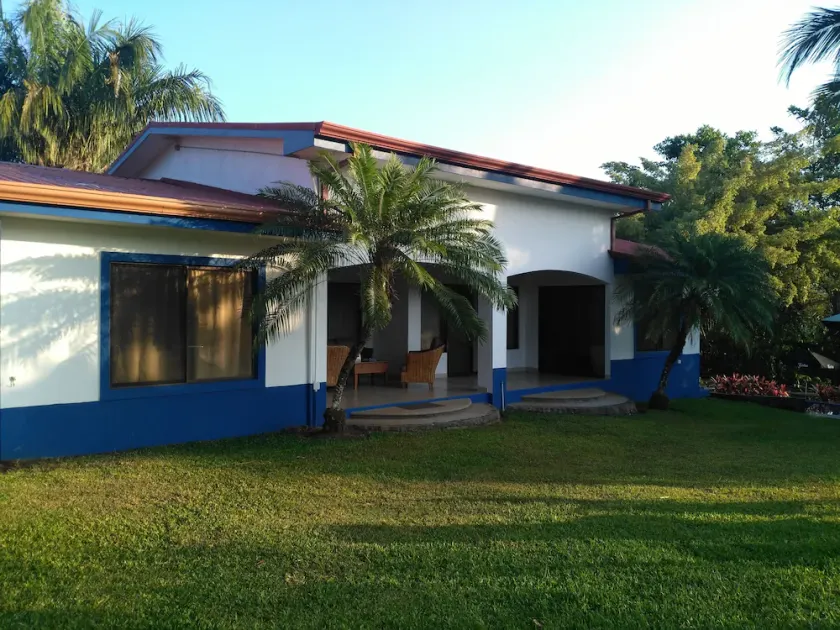 Beautiful rest house with mountain view - Image 1