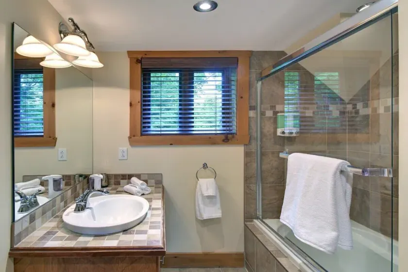 LOG CABIN w HOT TUB, BEACH access, near of TREMBLANT - Image 1