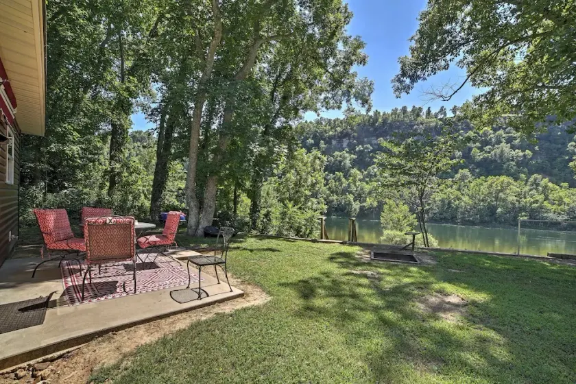 Directly on White River! Walk-in access! - 1/4 mile from White Hole Access. - Image 1
