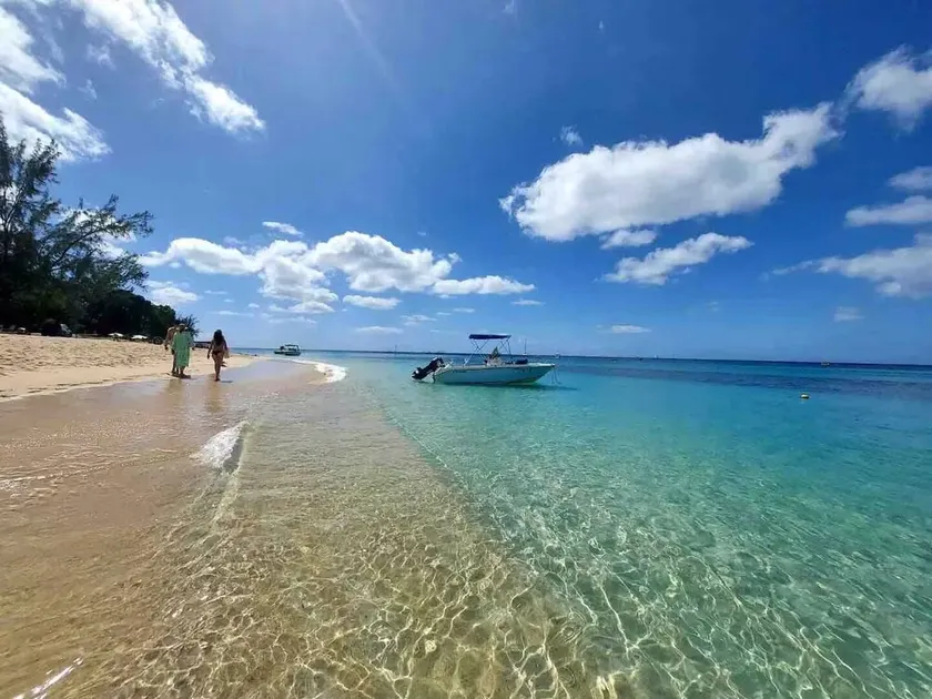 Blue Door Beach House - 3 bed 2 bath w/ AC, WIFI, KITCHEN, WASH/DRY & CABLE - Image 1