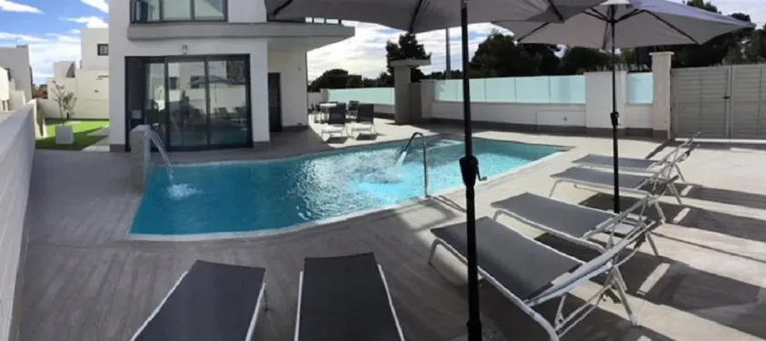Lyxig villa med 5 sovrum med privat uppvärmd pool och biosalong - Image 1