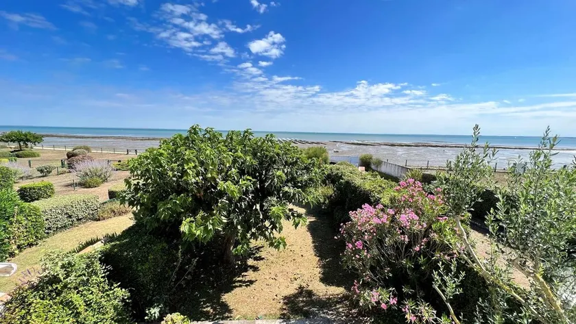Superb villa with sea view with private parking - Image 1