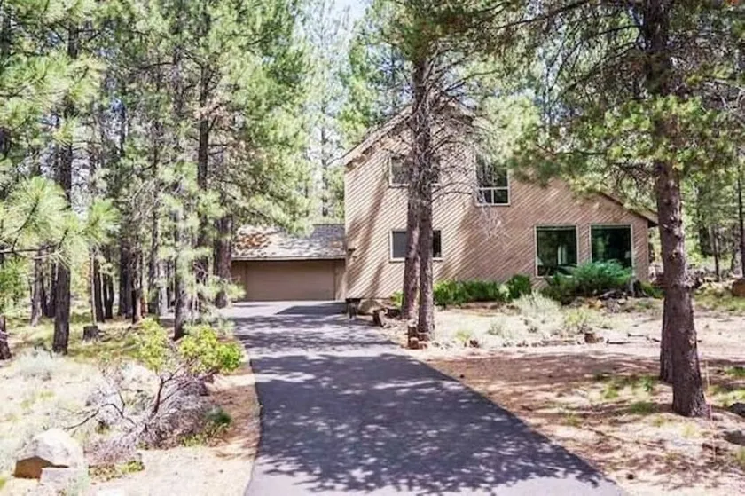 Sunriver Retreat: Sleeps 8 – Bright Family Home Near Trails & SHARC, 8 Passes! - Image 1
