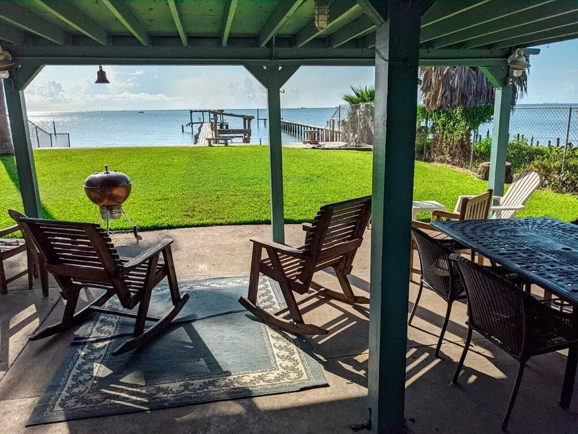 Pet-Friendly Waterfront Bayhouse with 300-Ft Fishing Pier - Image 1