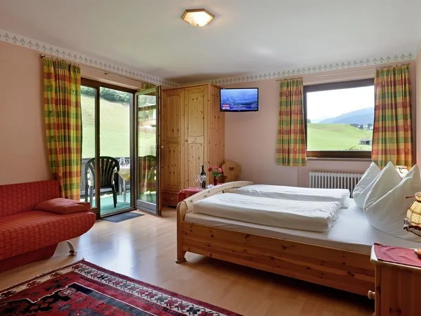 Doppelzimmer + Schlafcouch mit Dusche, WC - Gästehaus - Pension Hölzl - Image 1