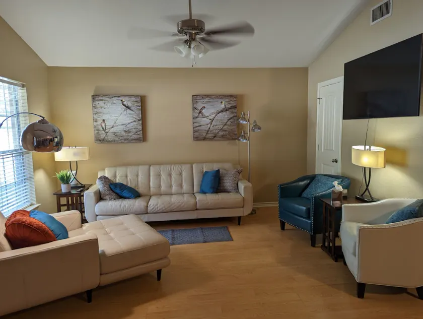 Minutes to Lake Palestine or Pine Dunes Golf Course sleeps 6 & allows pets  - Image 1