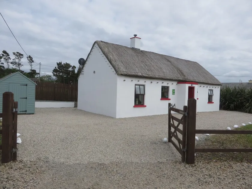 Mullaghduff com telhado de colmo no Atlântico Way selvagem, perto Kincasslagh, Donegal - Image 1