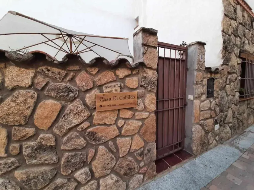 Casa con patio y chimenea en Piedralaves - Image 1