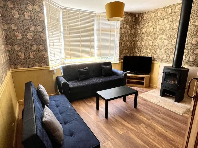 Inviting 4-Bed House near Heathrow w/ Fireplace - Image 1