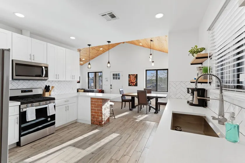 Featherlight Cottage with BBQ and Hot Tub in Downtown Phoenix - Image 1