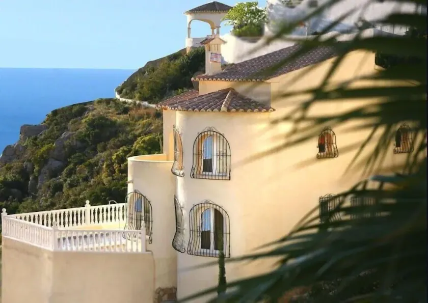 BIG DISCOUNTS!  HOLIDAY VILLA Private Pool with Front Line Sea Views - Image 1