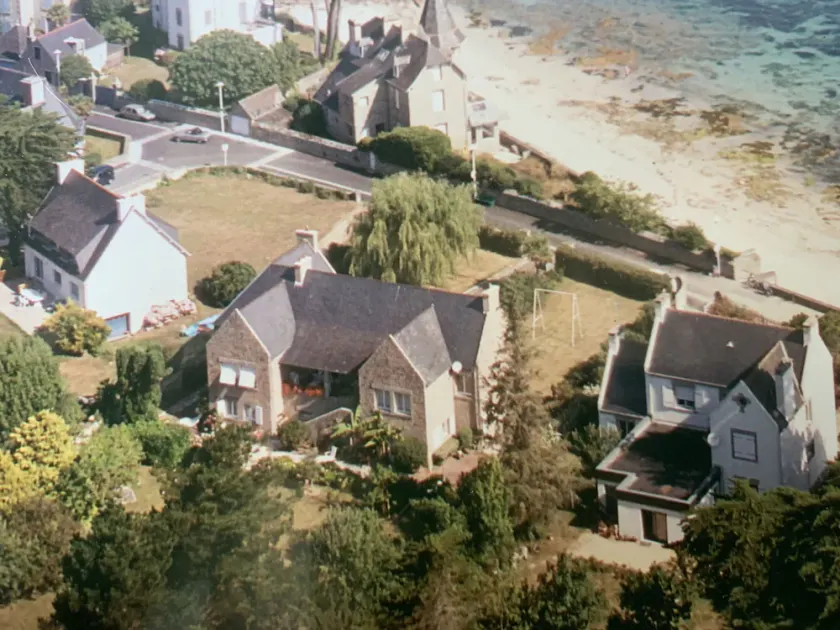 apartment on the ground floor of a villa, directly by the sea - Image 1