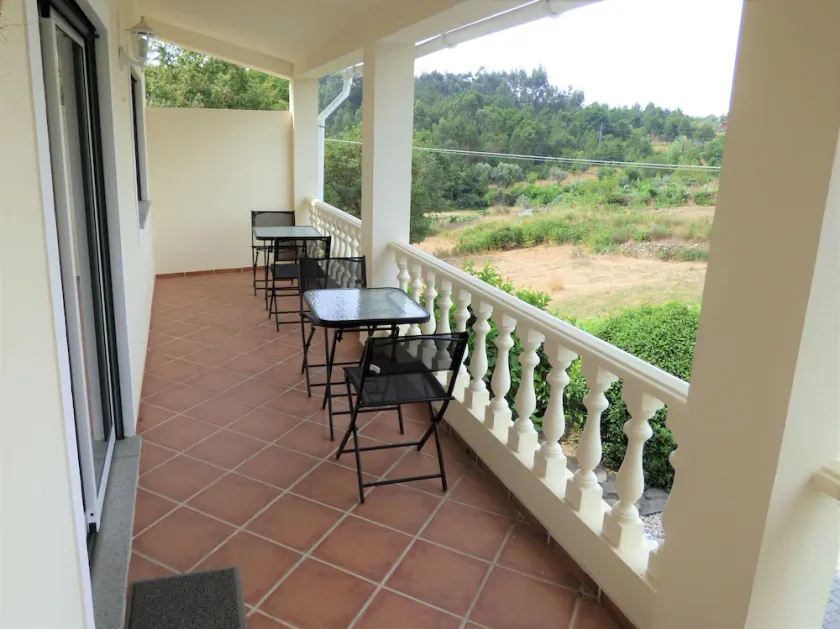 2 bedroom house with beautiful views, parking, garden and pool. - Image 1