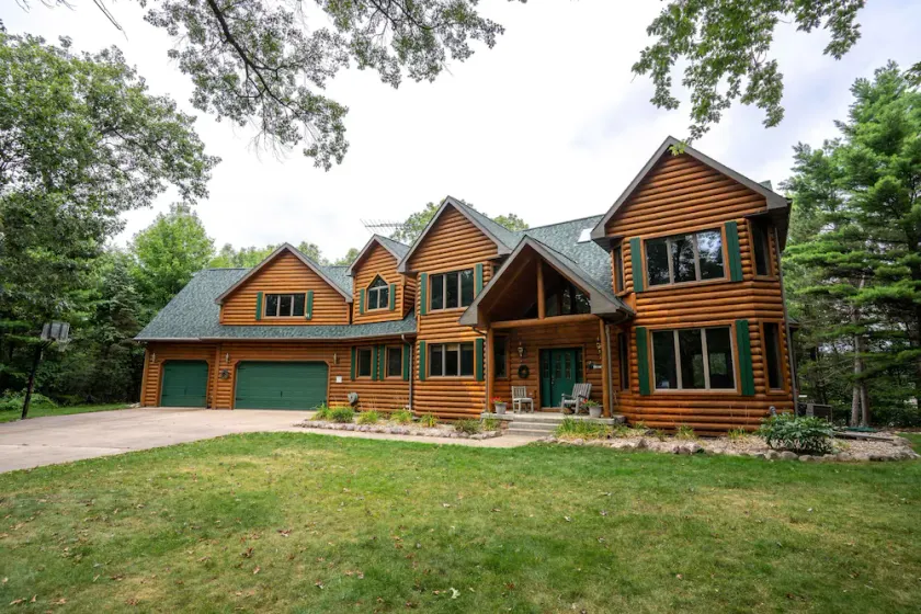 Beautiful 8000 Sq. Ft. Log Home With 250  Feet Of Private Frontage on Kusel Lake - Image 1