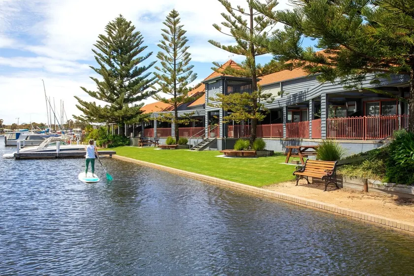 Mariners Cove Waterfront Motel and Apartments - Image 1