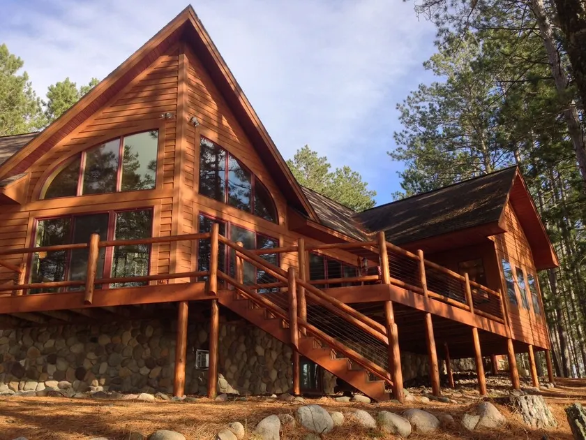 Wunderschönes Executive Lake Home auf der Halbinsel mit 657 m großen Lake Frontage - Image 1