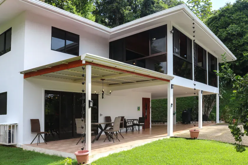 Jungle estate with mountain views, private pool, open-concept, & AC - dogs ok - Image 1