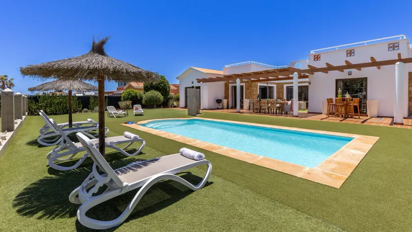 Villa substantielle avec piscine privée et jardins de golf - Image 1