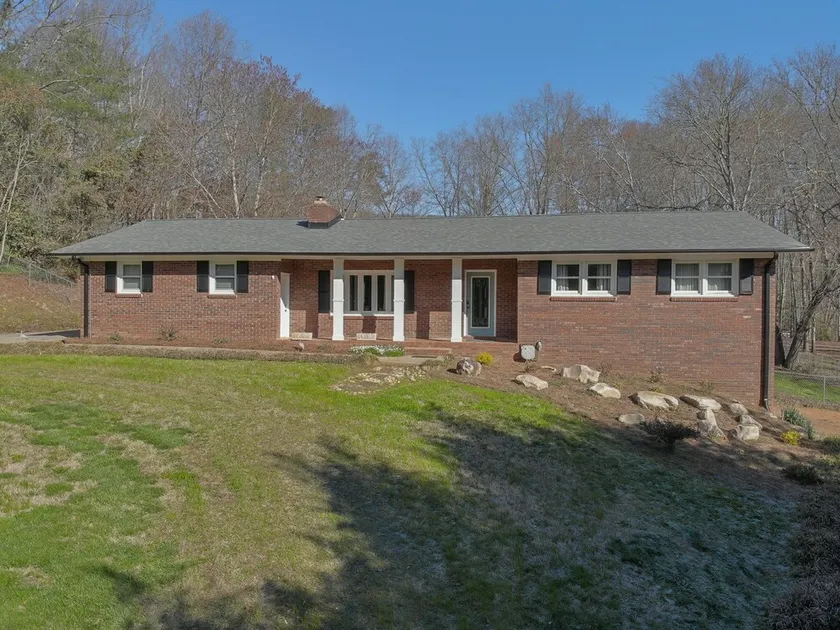 Nice quiet keyless entry home just 25 min to Lake Lure & Chimney Rock with barn - Image 1
