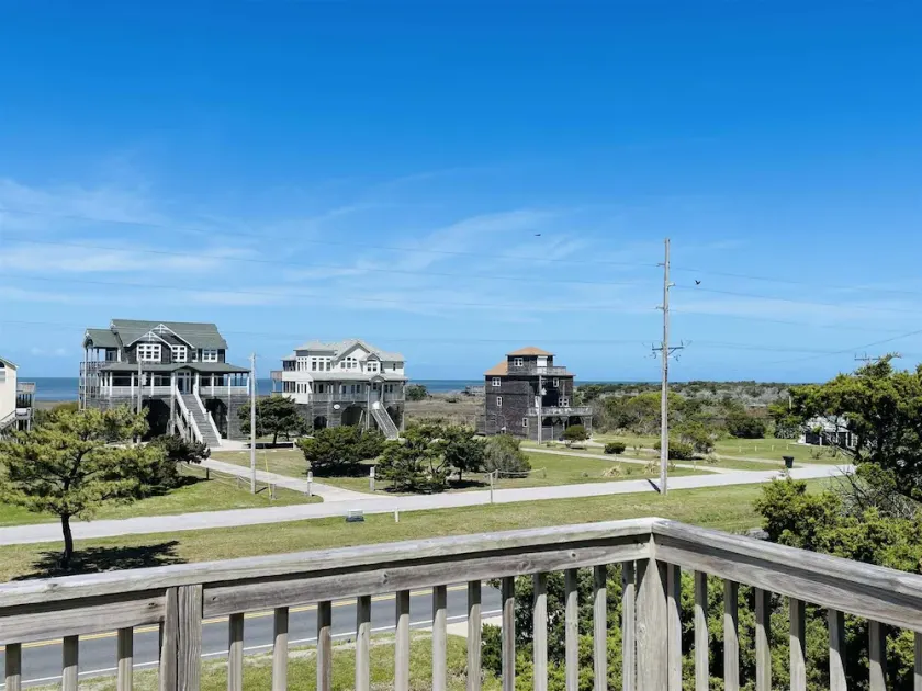 Hatteras Hideaway 3 Bedroom Cottage by RedAwning - Image 1