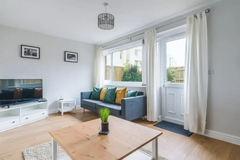 Charming 3-bed House in Newcastle Upon Tyne - Image 1