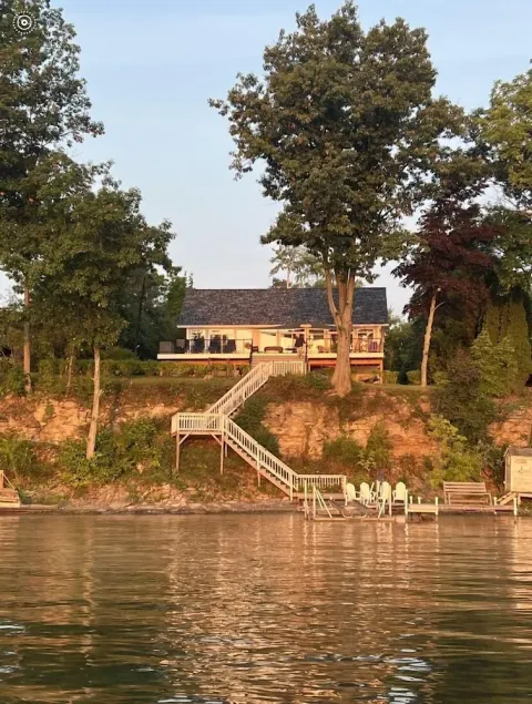 Smith's Lake House 4 bedroom, enjoy spectacular sunrises, 2 bathroom, built 2021 - Image 1