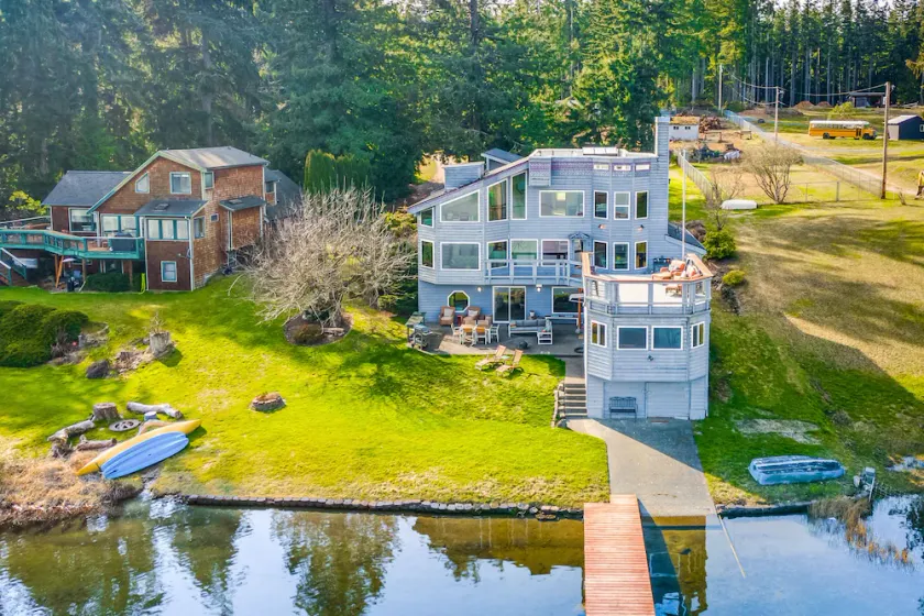 Dog-friendly, lakefront home with dock, deck and game room - Image 1