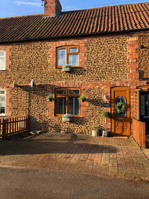 Cosy, traditional Norfolk cottage with option to book beach hut (seasonal) - Image 1