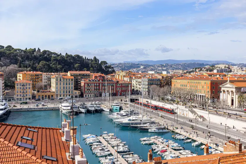 Extraordinary View on Port and Castle Hill - 1 Bdr & Parking - Image 1