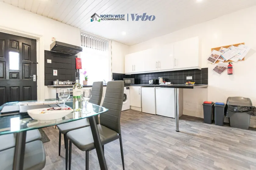 Spacious 2 Bedroom Manchester Home | Ideal for Contractors & Families - Image 1