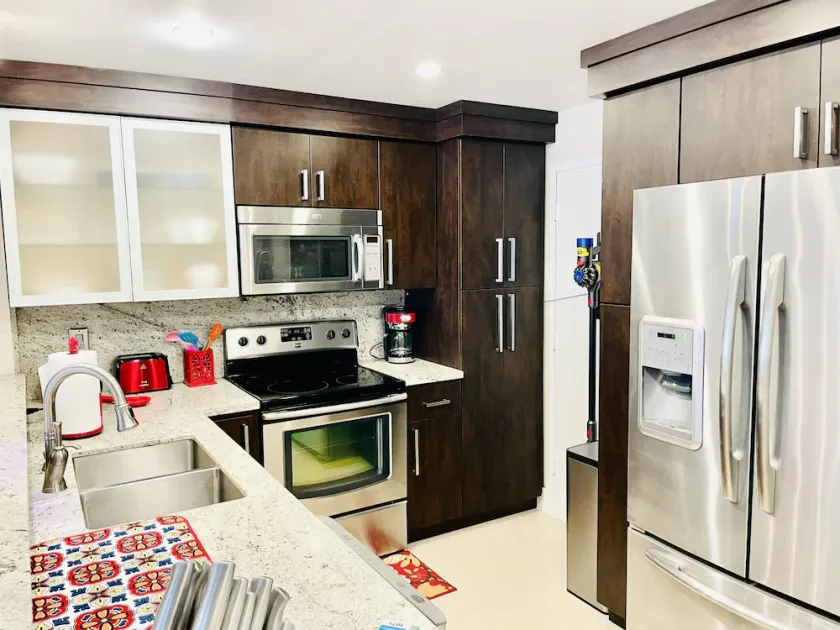Oceanfront Six Bedrooms with Free Parking! - Image 1