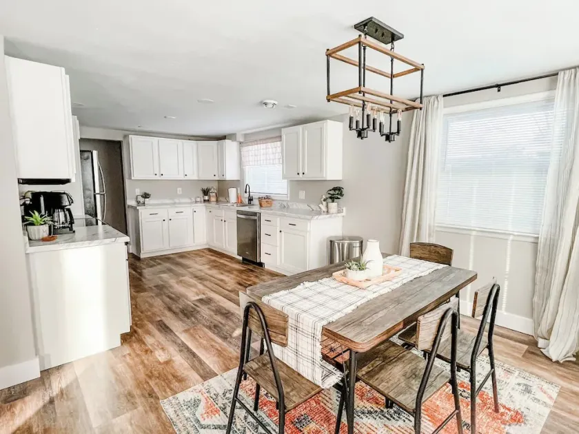 ATW Downtown | Lambeau | EAA | Spacious | Sleeps 9 - Image 1