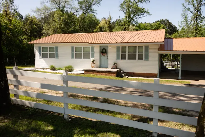 Hot Tub! - Eagle Creek Cottage - Near ETBU, Lake O' Pines, Jefferson & Longview! - Image 1