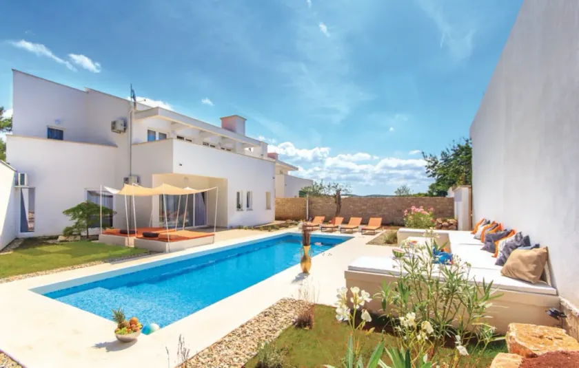 Villa moderna con piscina; grupo y gran familia amigable; máximo 12 personas - Image 1