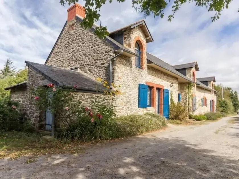 Charming Renovated Cottage Near Salterns, Close to Beach, Garden, Baby-Friendly, Sleeps 5 - Image 1