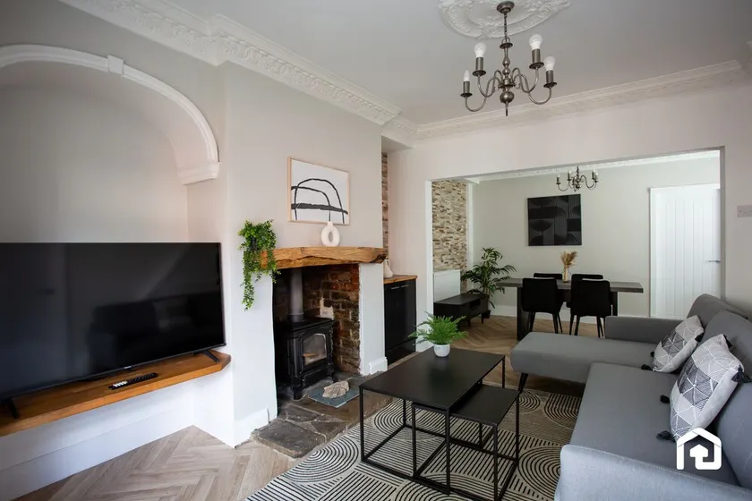 Modern 3-Bedroom Retreat - Image 1