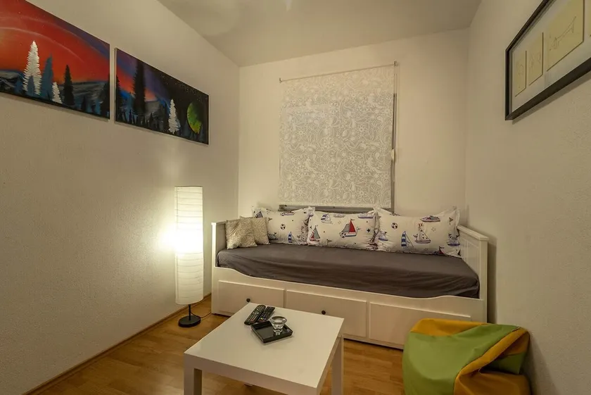 Modern 1bed apt near beach&old town + Parking + Patio - Image 1