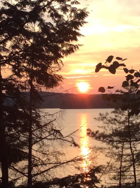 Nyd fantastiske solnedgange fra dækket af dette familievenlige Lakefront Home. - Image 1