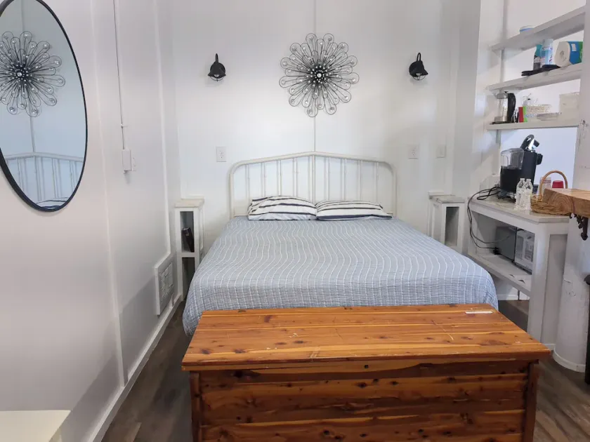 Charming studio with pier on Mobile bay - Image 1