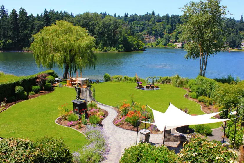 Private Oasis on the Beautiful Willamette River - Image 1